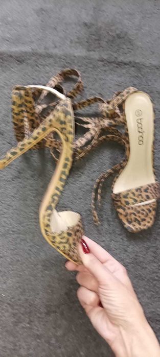Boohoo leopard wiązane sandałki na szpilce 36