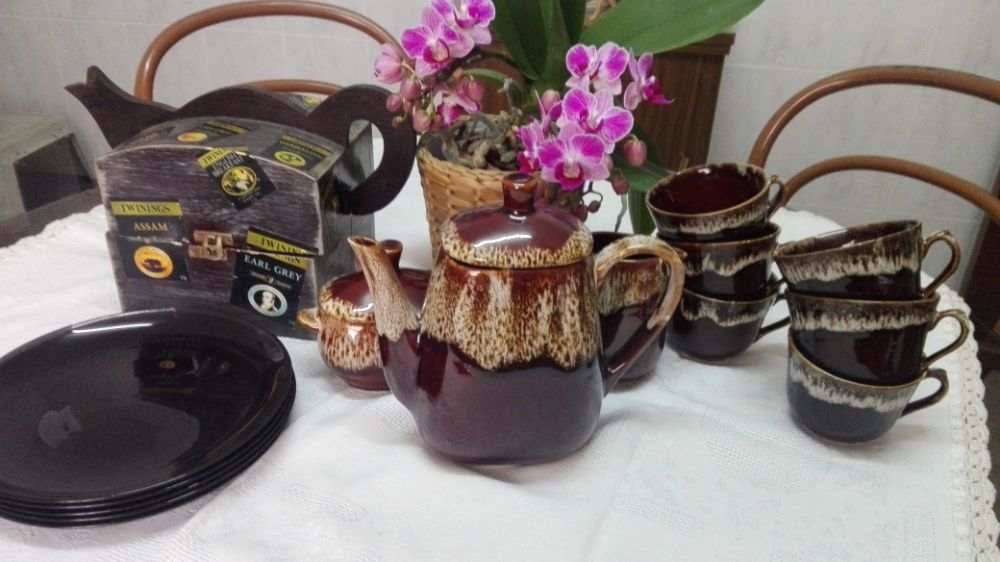 Conjunto Bule leiteira Açucareiro 6 Chávenas, caixa de chás, pratos