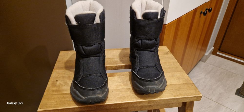 Używane. Buty turystyczne śniegowce dla dzieci Quechua. R30 czarne