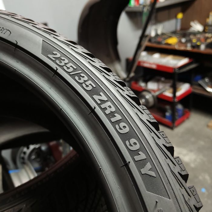 235/35/19 XL Sprzedam parę opon całorocznych Kumho
