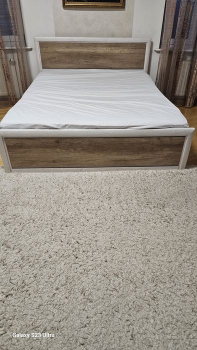 Двоспальне ліжко та шафа