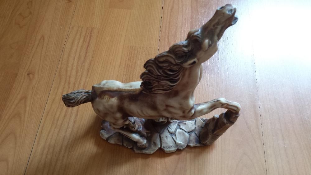 Cavalo em marfinite