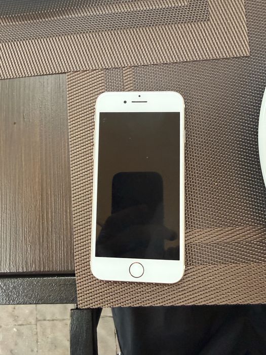 Продам Iphone 7.