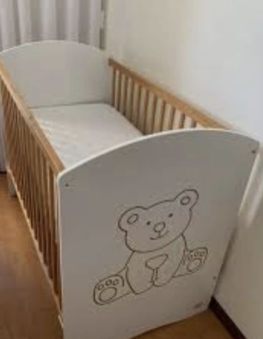 Cama de bebe com colchão em muito bom estado