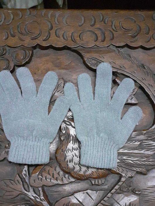 Luvas de três cores diferentes