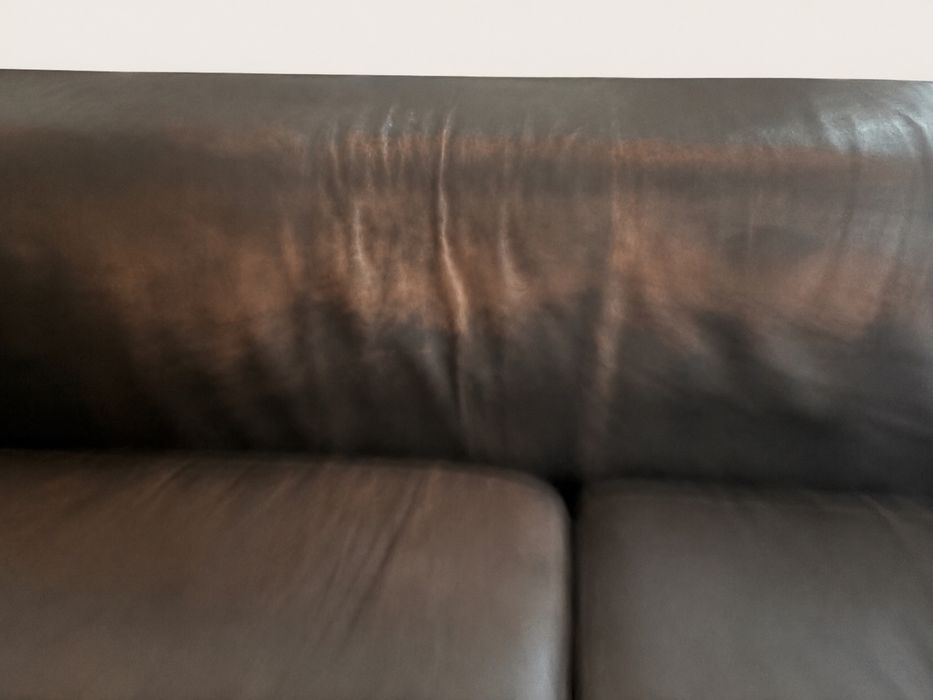 Sofá IKEA em pele castanha – 3 lugares