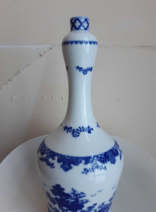 Belíssima Garrafa em Porcelana "Cantão"