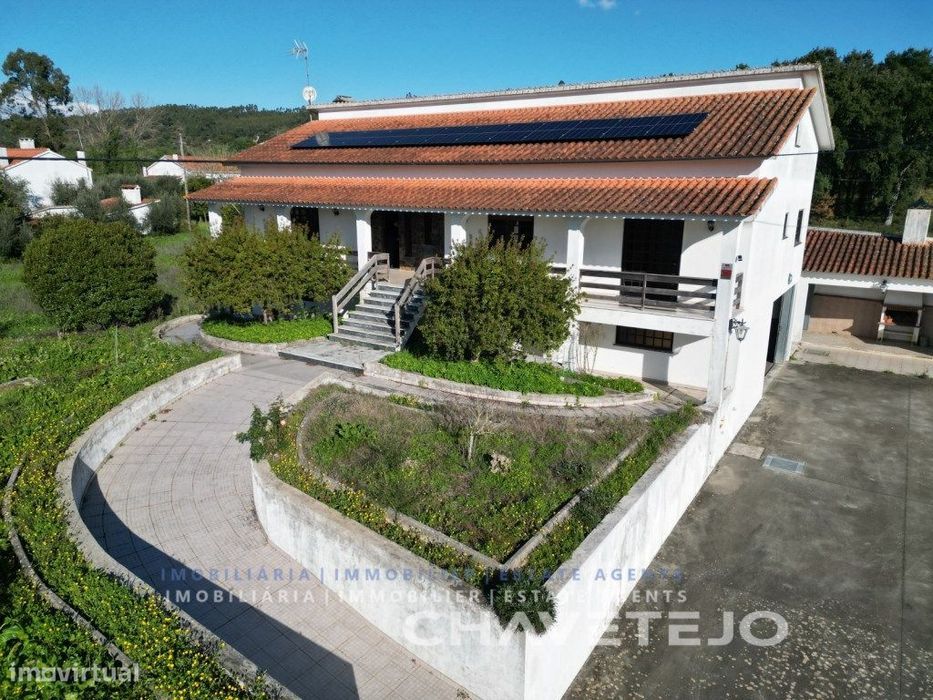 Moradia T4 Espaçosa com Terreno Amplo, Garagem e Anexos - Centro de...