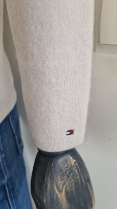 Sweter Tommy Hilfiger. 91% Wełna i 9% Kaszmir. Śmietankowy Maślany. M