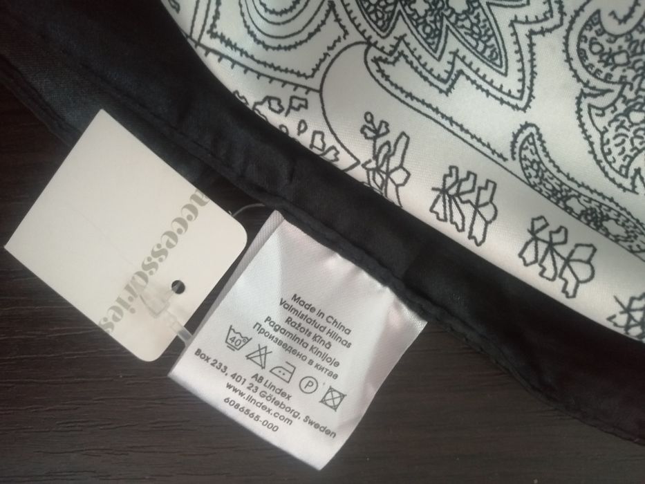 Apaszka firmy Lindex Accessories biel i czerń