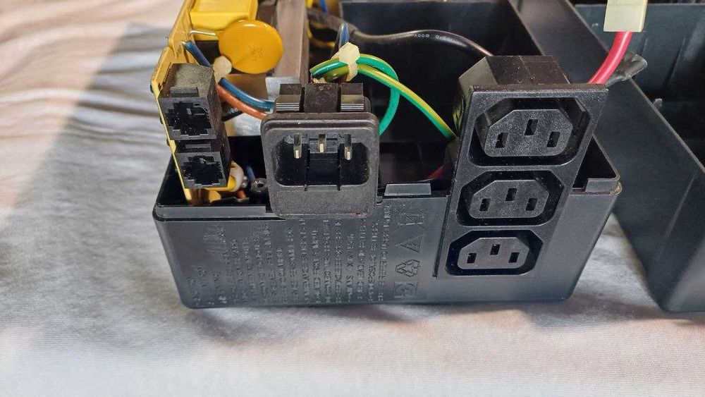 UPS Eaton Nova AVR 500 (SEM Batteria)