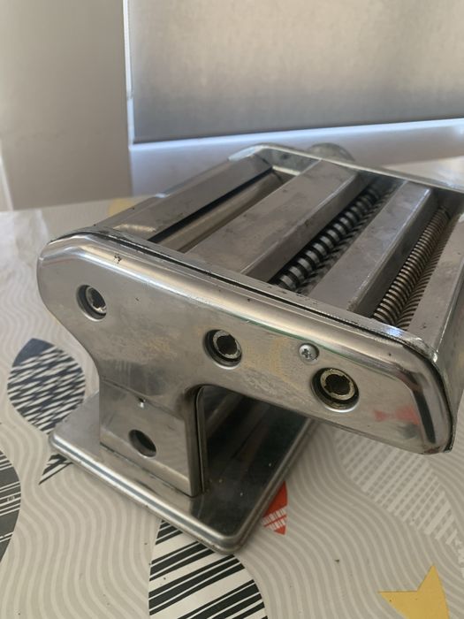 Maquina de esticar pasta e outro tipo de massas