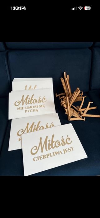 Tabliczki z hymnem o miłości