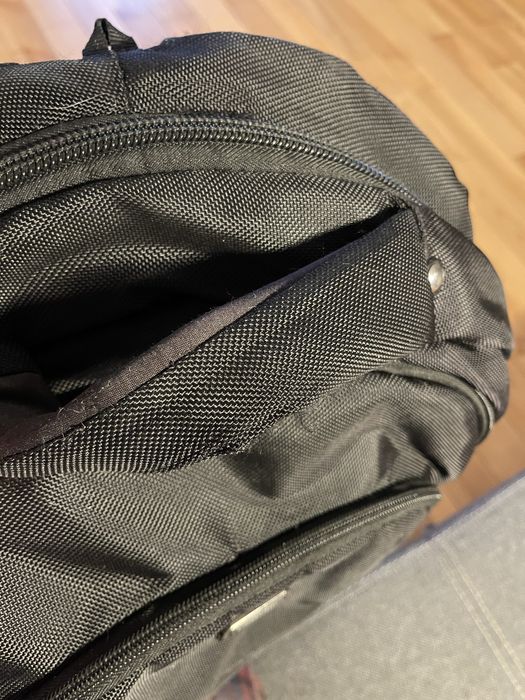 Czarny plecak miejski na 27 litrow