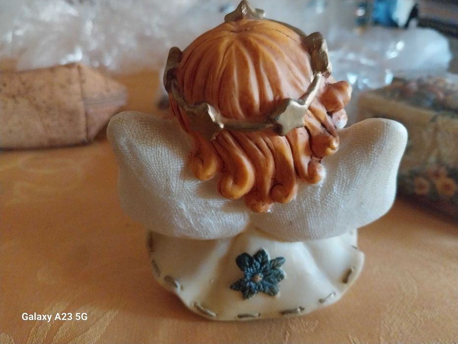 Caixa muito original e anjinho de natal.