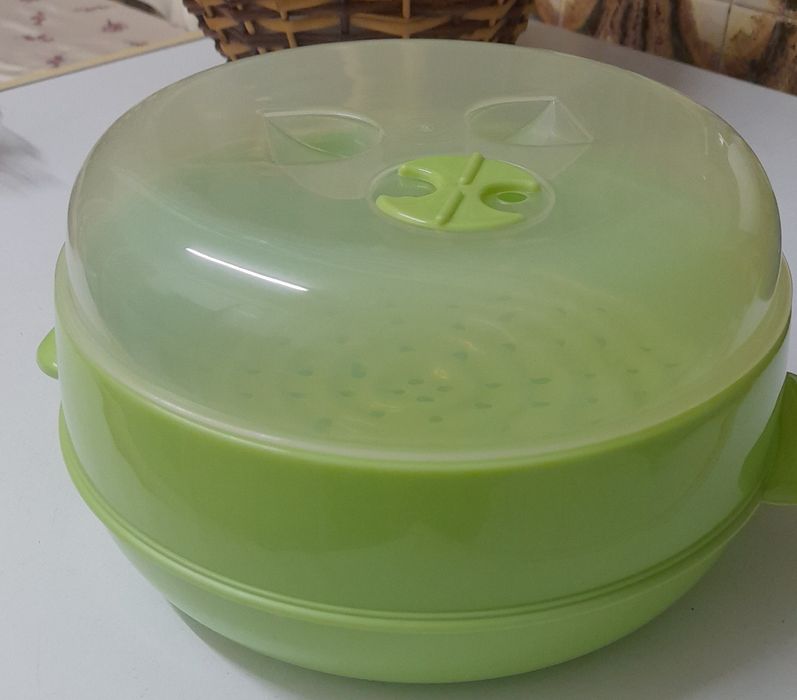 Recipiente para cozer a vapor no microondas