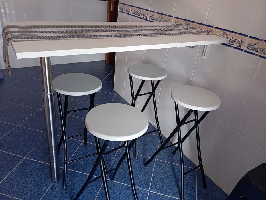 Mesa alta com 4 cadeiras