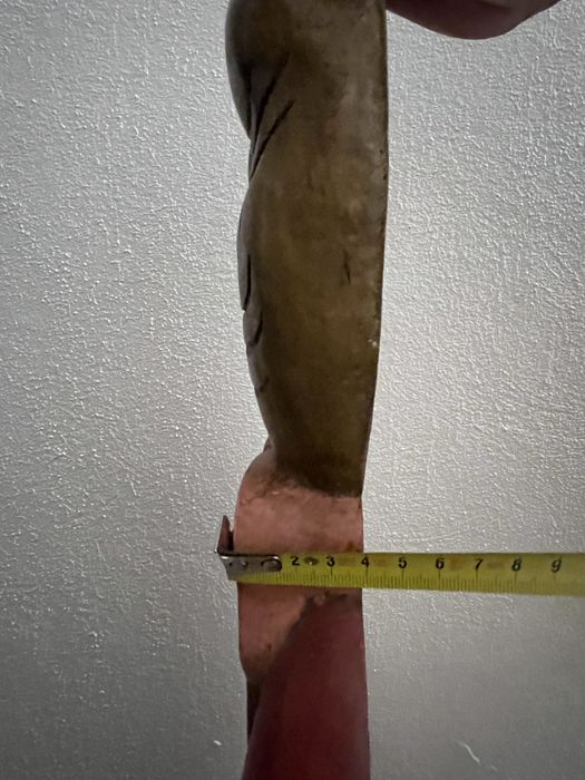 Gato de madeira maciça com medicao de altura