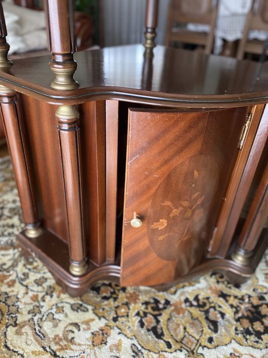 Móvel de canto em madeira