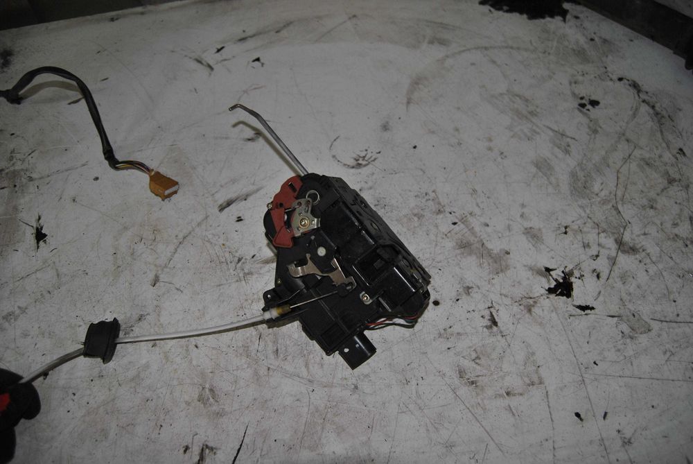 Zamek drzwi Audi A4 B6 1.9 TDi