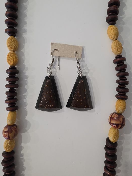 Conjunto colar e brincos em madeira