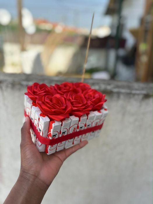 Rosas eternas, chocolates e balões