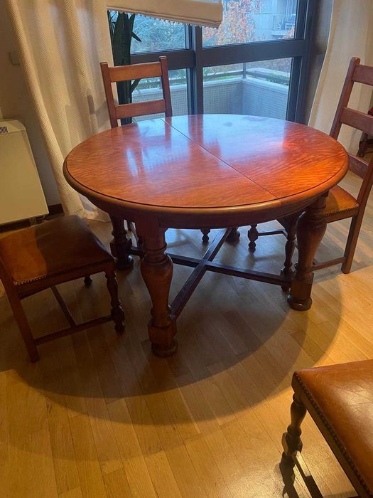 Mesa Extensível e Cadeiras em Madeira Natural de Cerejeira