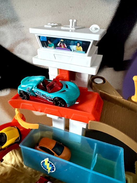 Hot Wheels трек з акулою.