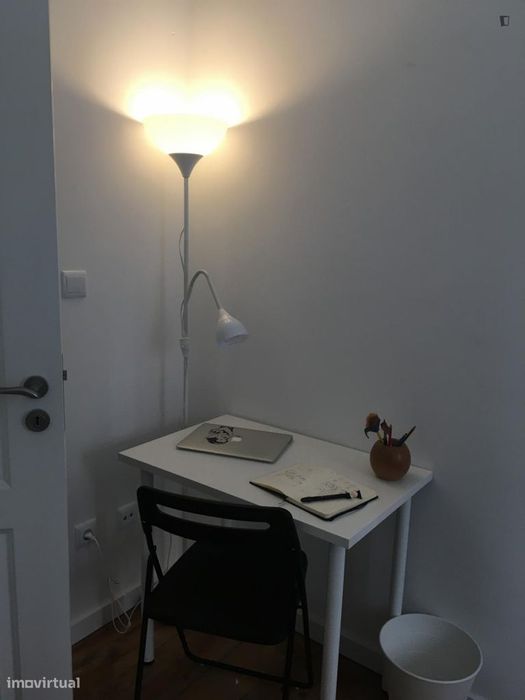 Quarto - localizado em Pontinha Lisbon