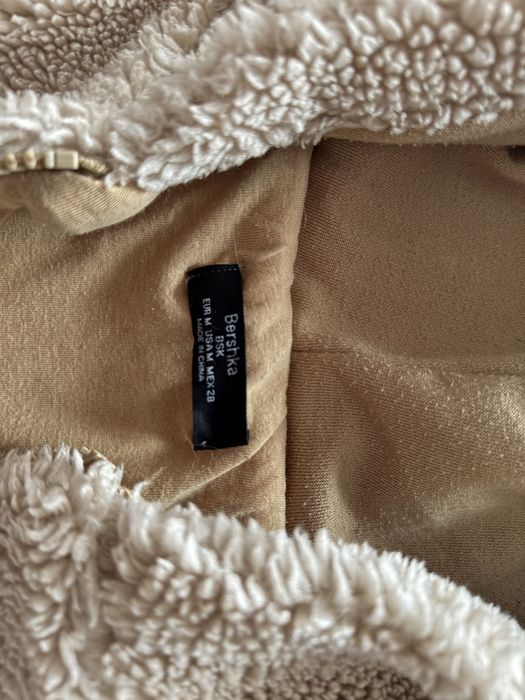 Куртка Тедді Bershka в бежевому кольорі