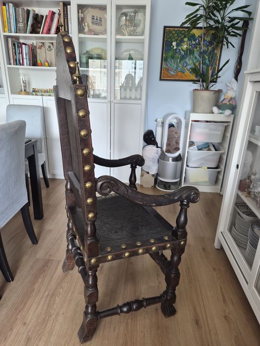 Cadeirão antigo em pau preto