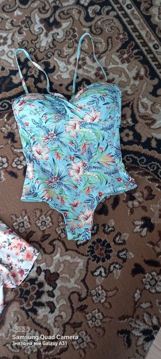 Цельний  купальник новий  яркий