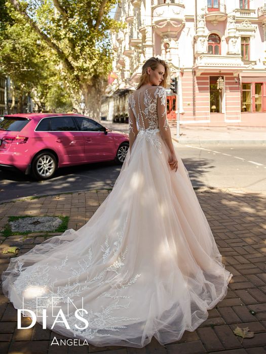 Весільна сукня.