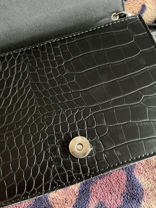Torebka mała kopertówka Mohito czarna imitacja skóry croco