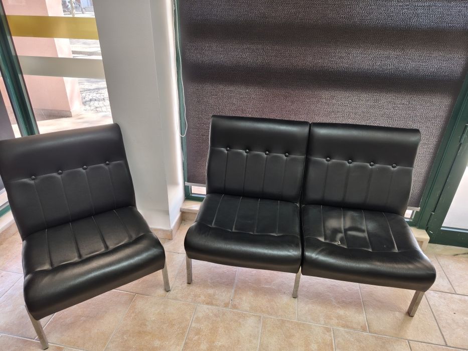 Sofás pretos velhos