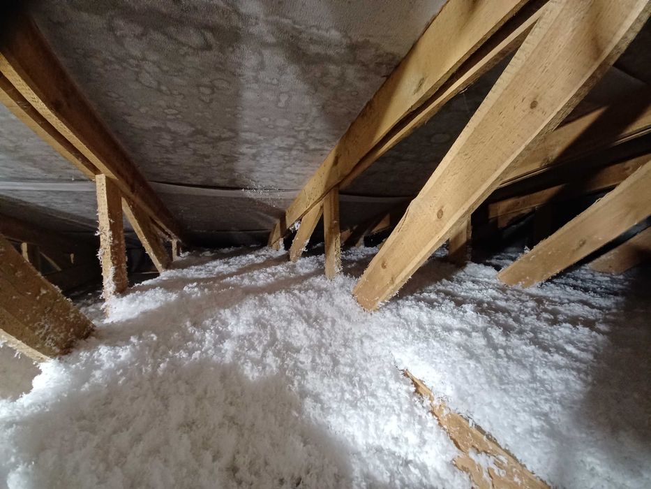 Ocieplanie celuloza stropów wdmuchiwane celulozy wełna wdmuchiwana