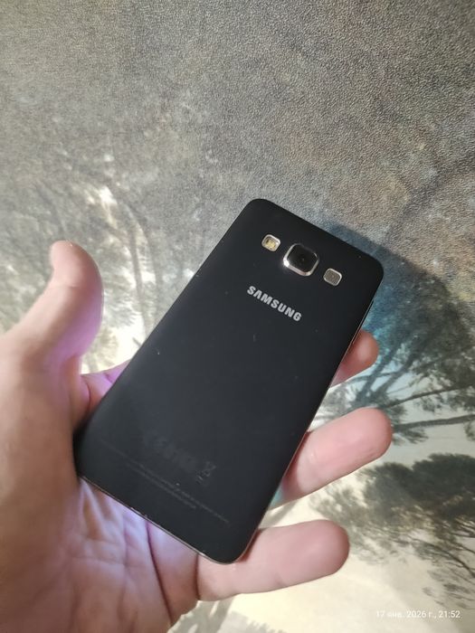 Мобильный телефон смартфон Samsun Galaxy A3 2017г.