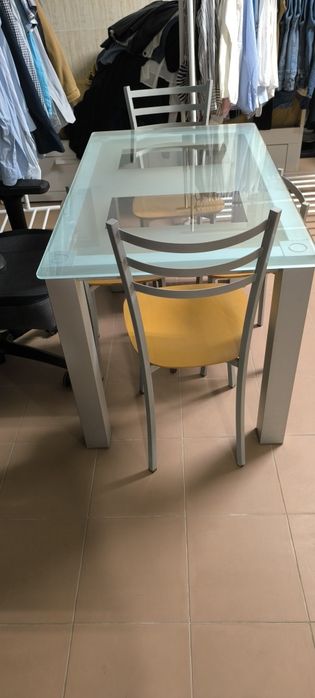 Conjunto mesa de cozinha e 4 cadeiras
