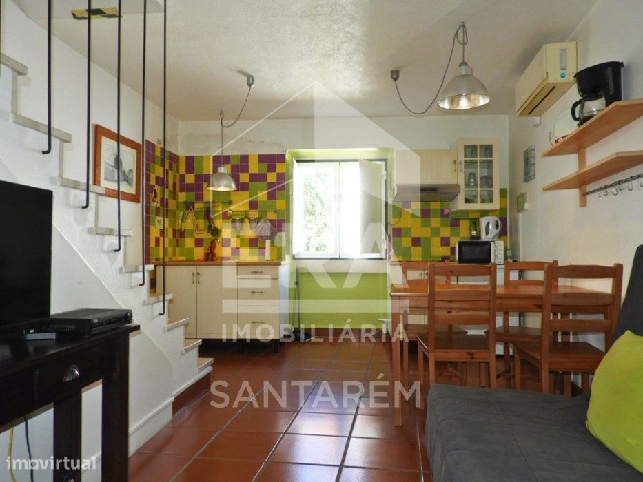 Prédio com 2 Lojas + Apartamento T1