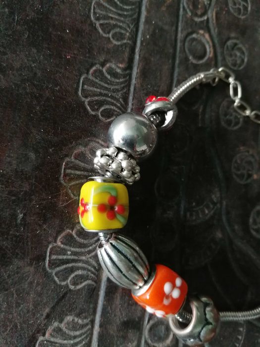 pulseira em metal , com alguns anos