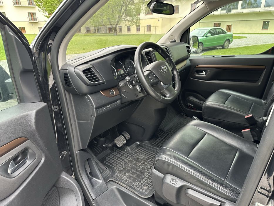 Wynajem Toyota ProAce  Wersja VIP 8-osobowa Extra Long