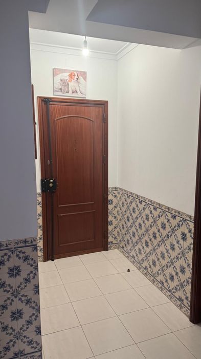 Aluga-se o quarto para casal sem filho, a casa fica 4 mn da estacao