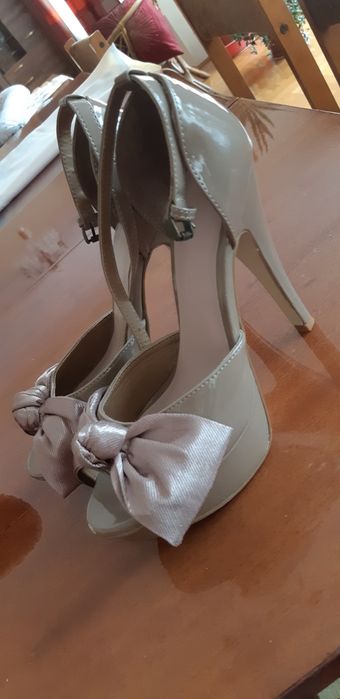 Szpilki na koturnie, rozmiar UK 4