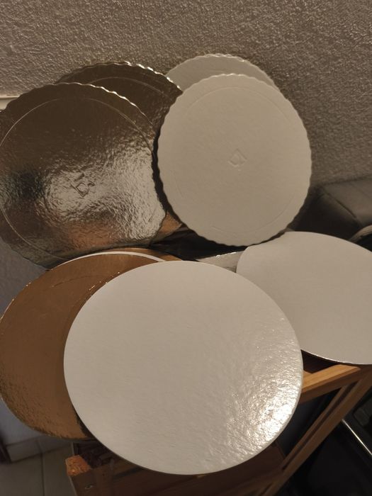 Prato de bolos tamanhos variados