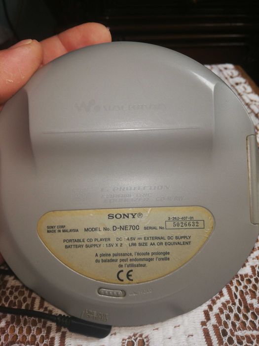 портативний CD-плеєр Sony Walkman моделі D-NE700