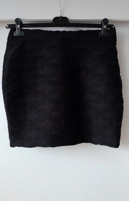 Czarna spódnica ołówkowa fakturowany materiał Amisu rozm.L