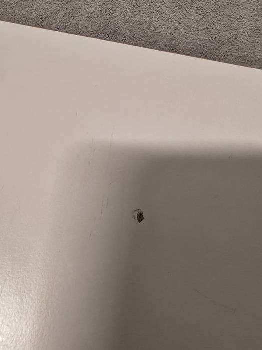 Duże masywne regulowane biurko z szyną na kable