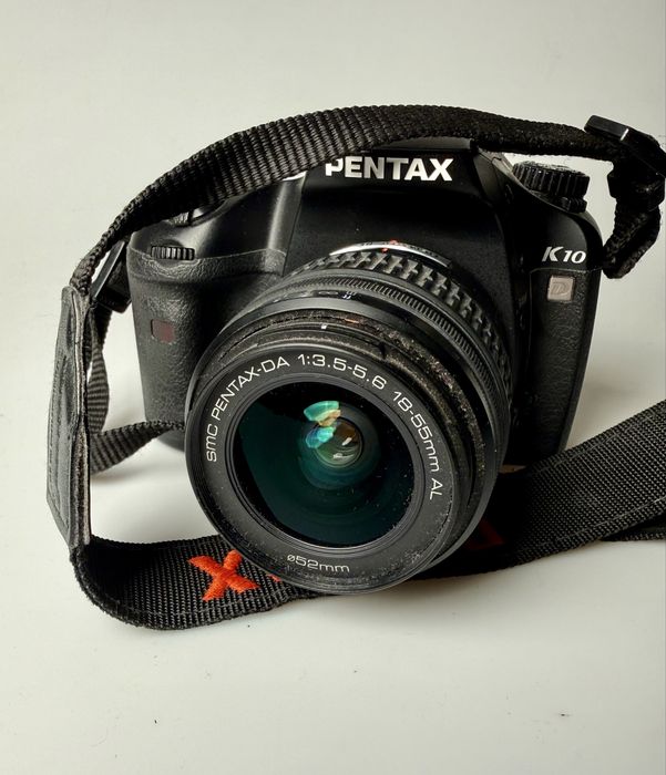 Дзеркальна камера Pentax k10d з обʼєктивом 18-55