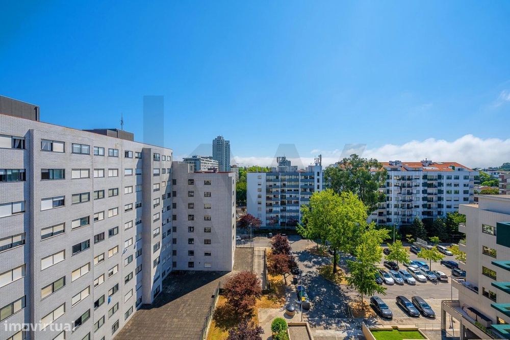 Apartamento T2 com varanda e garagem no Pinheiro Manso, Porto