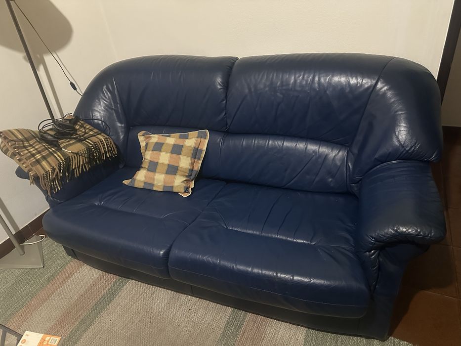 Sofa em pele azul